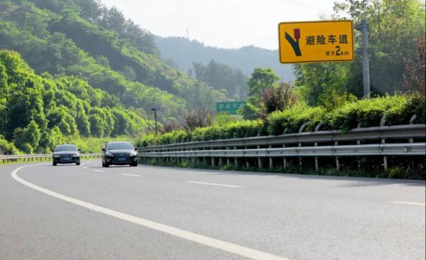 全国首创！重庆高速公路安装新型羞羞漫画在线成人漫画，防撞能力提升两倍